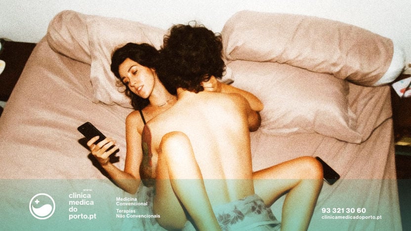 Imagem com casal numa cama numa relação sexual em que o elemento feminino consulta o telefone. Conceito de desinteresse sexual, ou ausência de Desejo Sexual