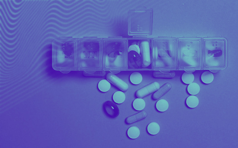 diminuicao-desejo-sexual-consequencias-clinica-medica-porto imagem de uma caixa para guardar medicamentos, alusiva a uma das causas possíveis para a diminuição do desejo sexual: a utilização de medicação