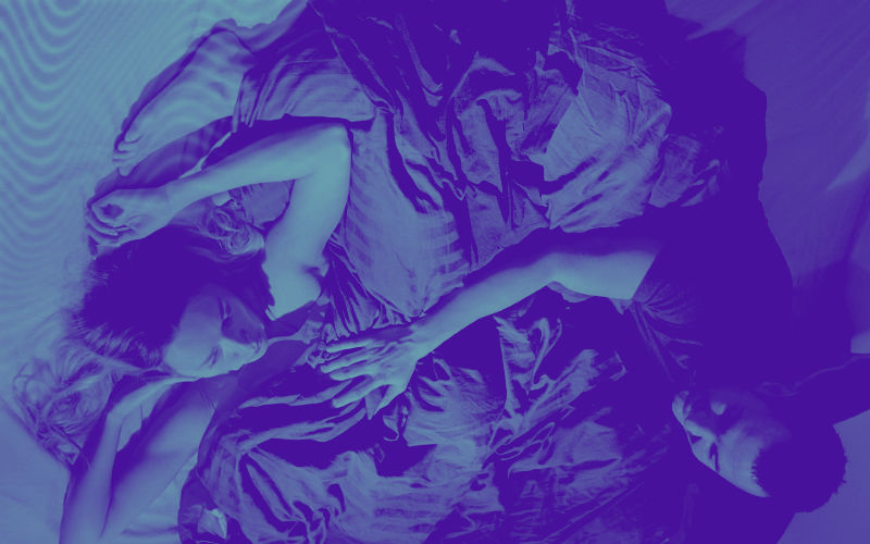 diminuicao-desejo-sexual-tratamento-clinica-medica-porto Imagem de um casal na cama, mostrando desinteresse da parte dela. Conceito de ausência de desejo.