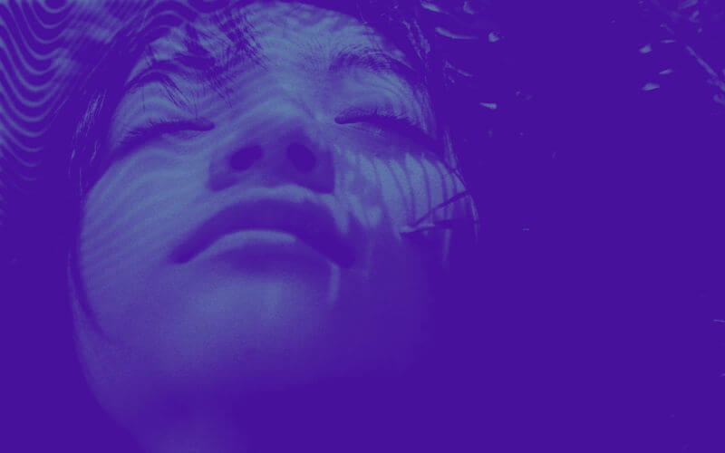 Imagem de mulher jovem em estado de contemplação tranquila