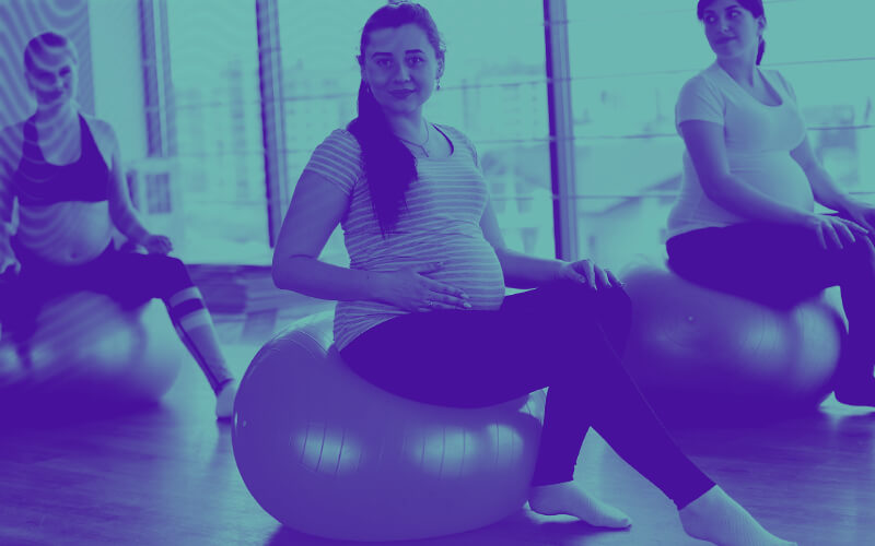 Artigo Desporto na Gravidez: Implicações, Desportos Permitidos e Dicas Úteis 3 Imagem de mulheres grávidas a realizar actividade física, neste caso numa aula de pilates Clínico com uma bola de pilates