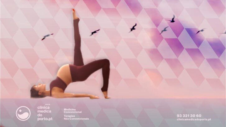 Imagem de mulher grávida a realizar exercício físico em paisagem idílica