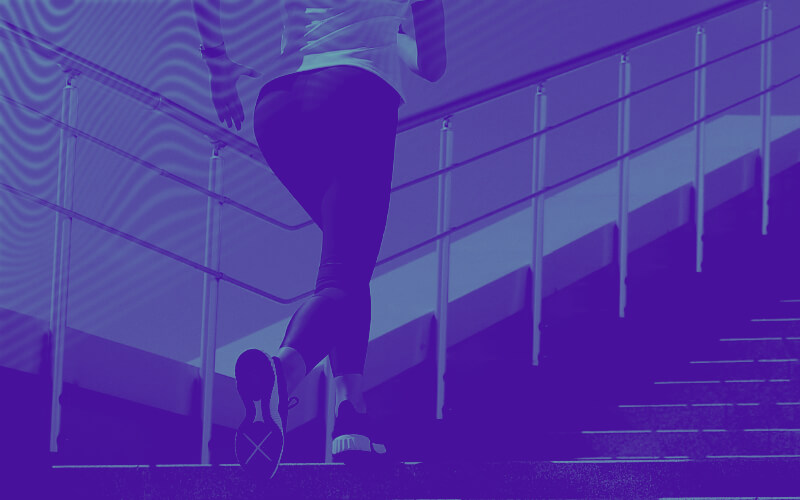 Artigo Corrida na Gravides: Riscos e Benefícios 2 Imagem de Mulher a correr subindo umas escadas.
