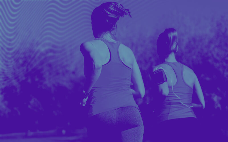 Artigo Corrida na Gravides: Riscos e Benefícios 1 Imagem de duas mulheres a correr ou fazer jogging de costas
