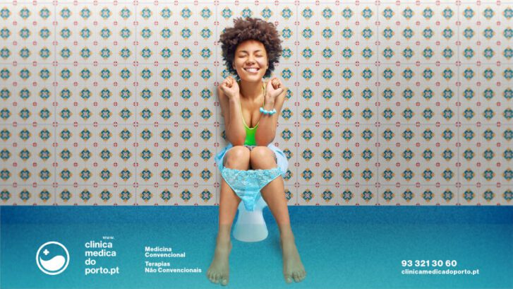 Mulher sentada na sanita, sensação de felicidade