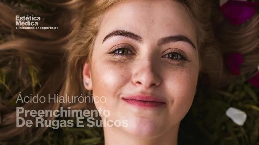 Rosto de mulher jovem, olhos expressivos e cabelos soltos, Mulher jovem, rosto belo, beleza