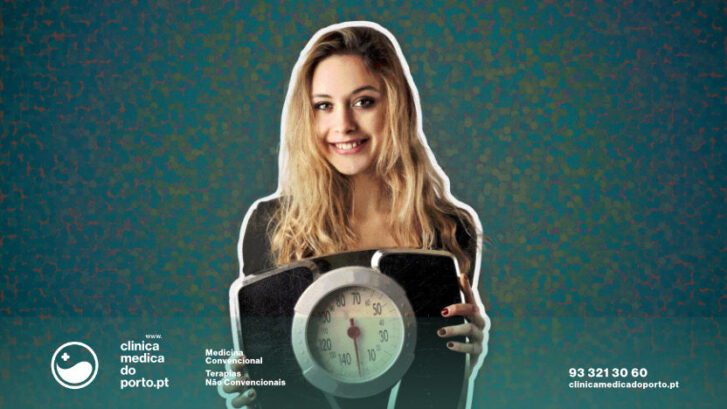 Imagem com uma mulher que segura uma balança, alusivo ao conceito de peso ideal