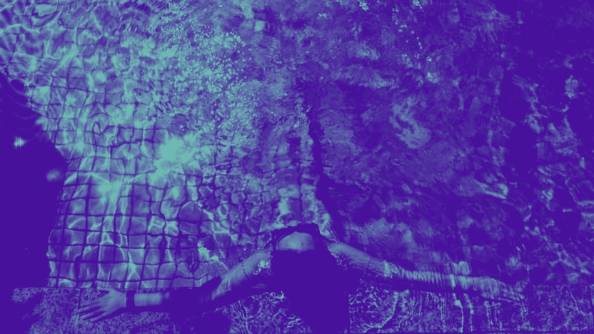 foto-1-artigo-protetor-solar Imagem de mulher dentro de uma piscina alusivo ao efeito do sol e aos cuidados com a proteção solar