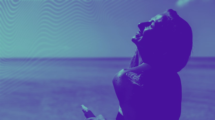 foto-2-artigo-protetor-solar Imagem de mulher exposta ao sol, com coração desenhado com protetor solar no ombro esquerdo