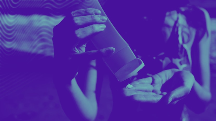 foto-3-artigo-protetor-solar Imagem de pessoa, aparentemente uma mulher a preparar a aplicação de protetor solar