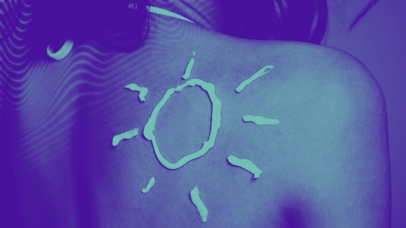 foto-4-artigo-protetor-solar Imagem de costas de mulher com aplicação de protetor solar com imagem de um sol