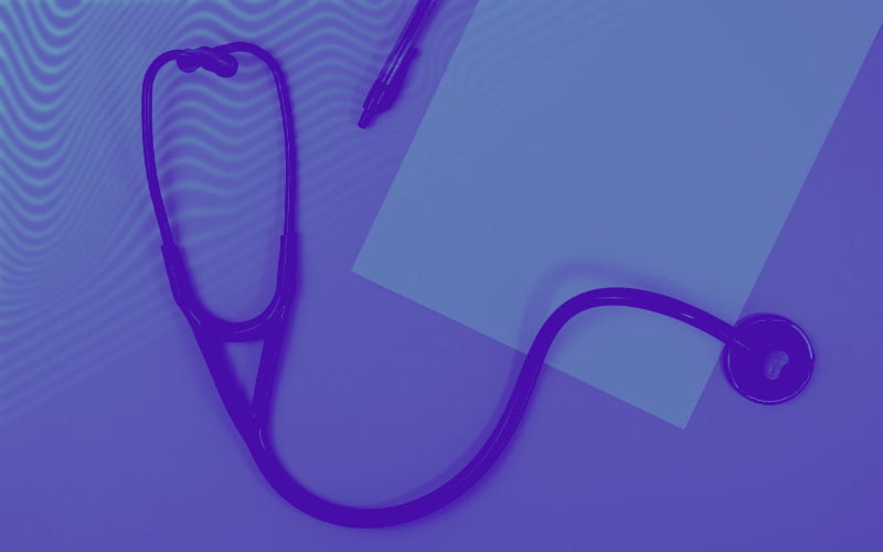 blog-reposicao-hormonal-bioidentica-2025-1 Imagem de um estetoscopio médico em cima de uma secretaria - alusivo a uma consulta médica