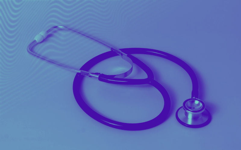 blog-reposicao-hormonal-bioidentica-2025-2 Imagem de um estetoscopio médico em cima de uma secretaria - alusivo a uma consulta médica