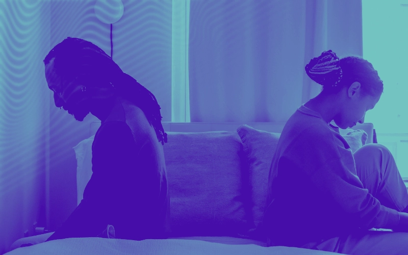 artigo-ejaculacao-precoce-clinica-medica-porto-blog-2 Imagem de um casal sentado na cama de costas voltadas, significando ruptura ou desentendimento, clivagem do casal