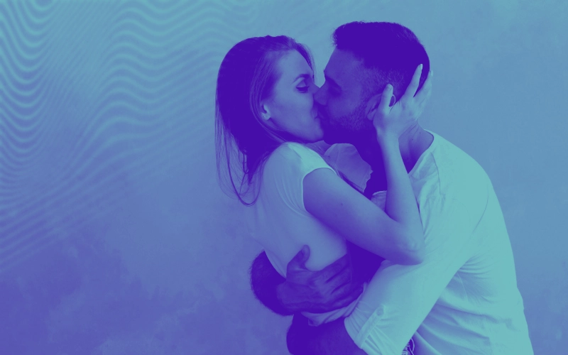 artigo-ejaculacao-precoce-clinica-medica-porto-blog-3 Um homem e uma mulher beijam-se apaixonadamente na boca