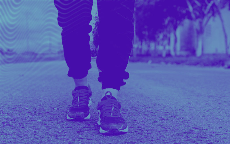 Artigo Medicina Integrativa na Gestão da Dor - imagem 4 Pernas de pessoa a caminhar - referencia a exercicio fisico