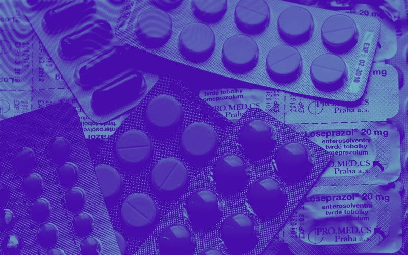 Artigo Medicina Integrativa na Gestão da Dor - imagem 3 Imagem de diversos blisters de medicamentos com alusão à utilização de terapeutica medicamentosa na Medicina Convencional