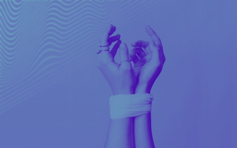 Artigo Medicina Integrativa na Gestão da Dor - imagem 1 Imagem de mãos atadas como referência à impotência