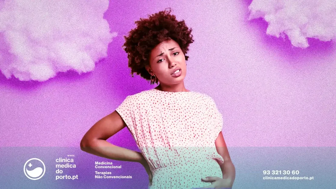 Imagem de uma mulher grávida segurando a barriga com uma mão e com a outra mão nas costas em sinal de dor. A expressão no rosto é também de desconforto, numa alusão aos desafios de saúde associados à gravidez