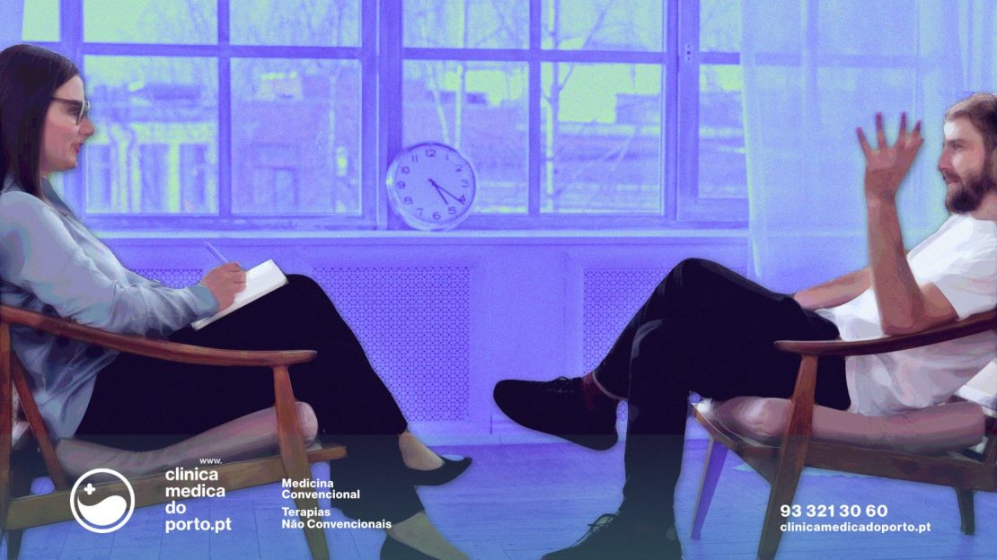 imagem de um homem e de uma mulher numa sessão terapeutica contendo no fundo uma janela com um relógio