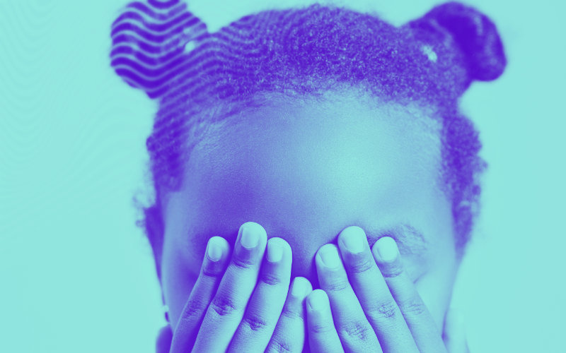 artigo-blog-ansiedade-criancas-clinica-porto-4 Imagem de uma menina com os olhos tapados pelas mãos