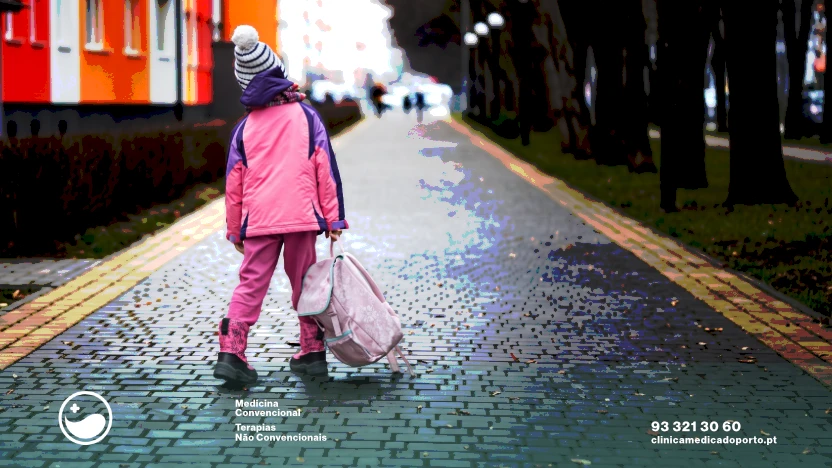 Mochila, Secretária e Sofá: O que Pesa nas Costas dos nossos Jovens? 3 Imagem de uma criança carregando uma mochila pesada numa rua aparentemente deserta